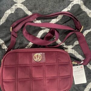 Lululemon crossbody camera bag 2L quilted velour. NWT.